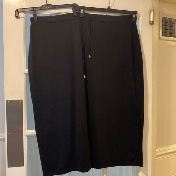 Avenue Dresses & Skirts - Avenue size 26/28 length 36 inches Skirt good condition missing